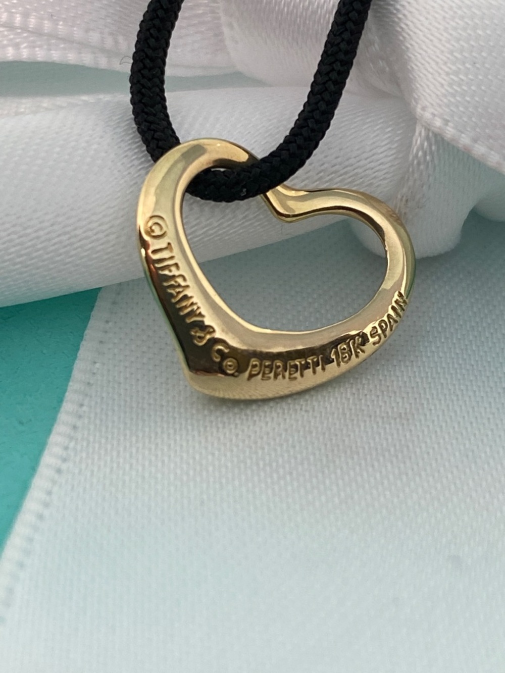 Tiffany & Co. 15mm Vintage Open Heart Pendant in 18K Yellow Gold box and pouch - Picture 5 of 5